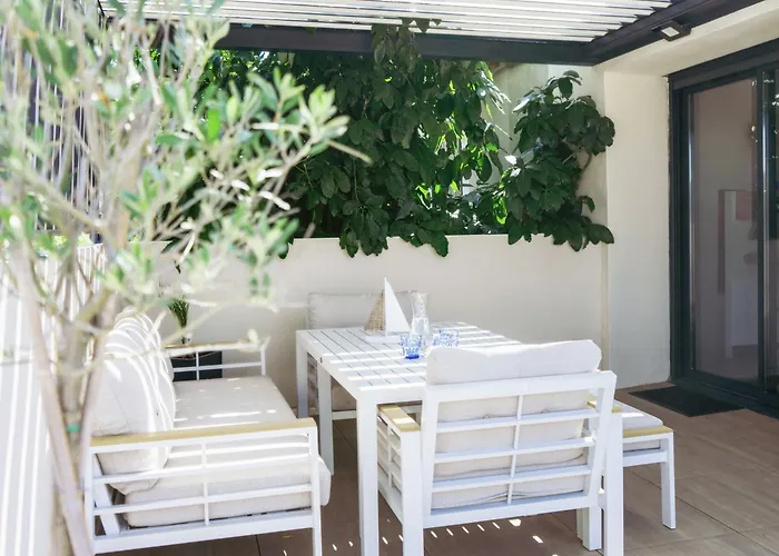 36 2 L Air Marin Terrasse Bioclimatique Toutes Saisons Detente Et Confort Netflix Sur Ecran Geant Stationnement Gratuit Et Acces Autoroute Facile